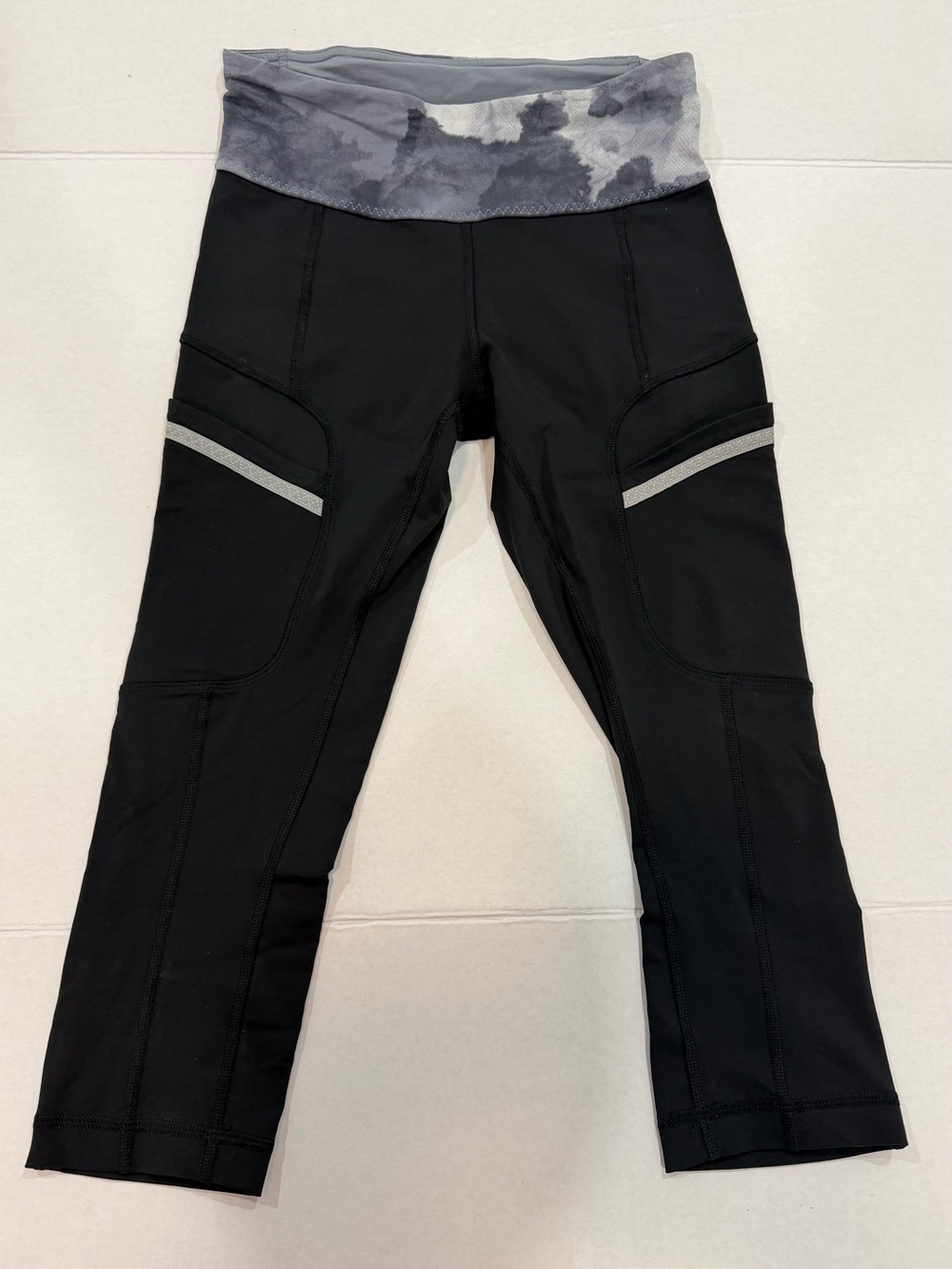 Lululemon black crop running leggings featuring side pockets reflective stripe 4